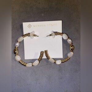 BNWT Kendra Scott Melody Gold Beaded Hoop Earrings in Freshwater Cultured MOP$95